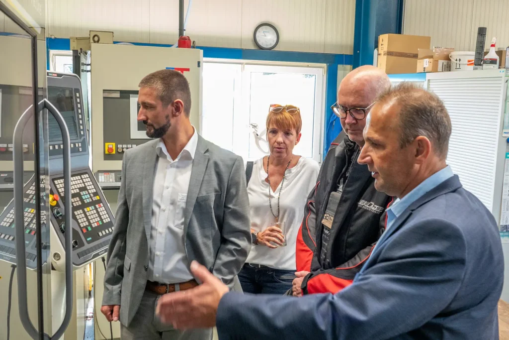 Firmenrundgang zum Tag der offenen Tür - René Liebermann erklärt eine Maschine